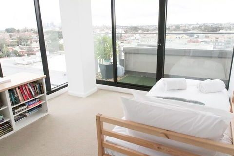 Modern 2 Bedroom Apartment In Melbournes Northcote - C Tourism 0