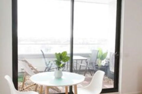 Modern 2 Bedroom Apartment In Melbournes Northcote - C Tourism 3