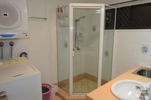 Immaculate First Floor Waterfront Unit Welsby Pde Bongaree - C Tourism 4