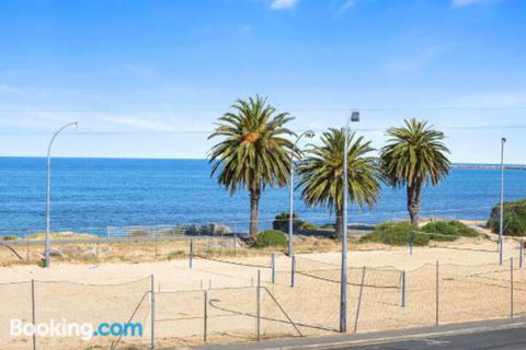 Bayline Beachfront Apartment No 4 - C Tourism 2