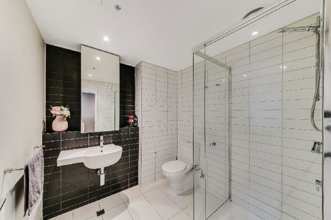 A Modern 2BR CBD Apt City Views FREE Parking - C Tourism 1