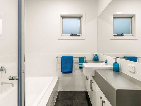 Swan Bay Views - C Tourism 5