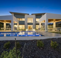 Luxury Canal Front Holiday House Raptor Pde Banksia Beach - C Tourism