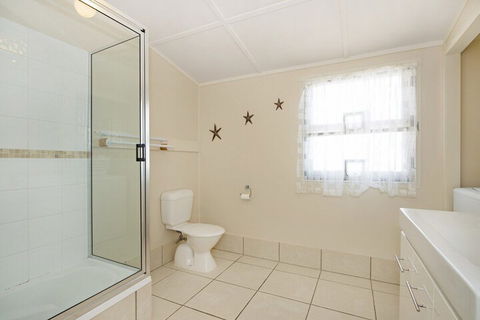Close To Water Restaurants & Clubs Toorbul St. Bongaree - C Tourism 6