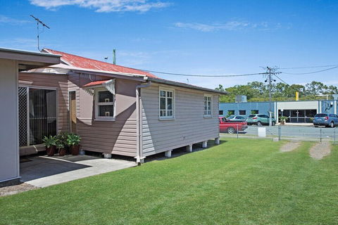 Close To Water Restaurants & Clubs Toorbul St. Bongaree - C Tourism 1
