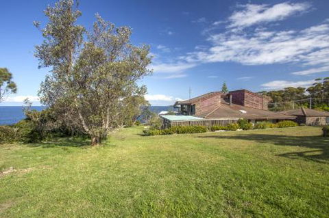 Stunning Clifftop Location 213 Mitchell Pde - C Tourism 3