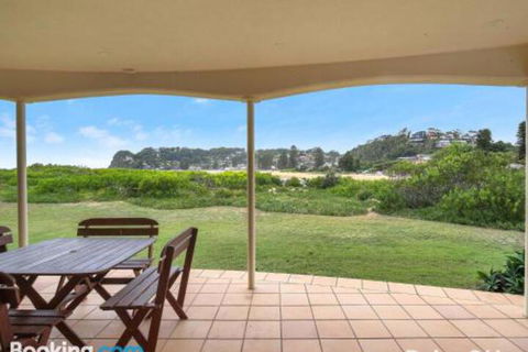 Beachfront Delight 14b Bareena Avenue - C Tourism 6
