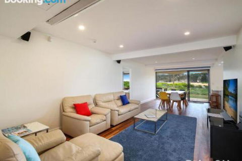 Beachfront Delight 14b Bareena Avenue - C Tourism 3