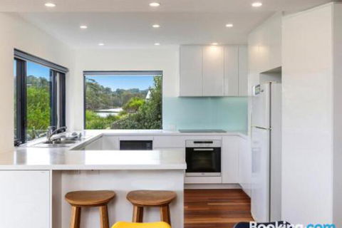 Beachfront Delight 14b Bareena Avenue - C Tourism 4