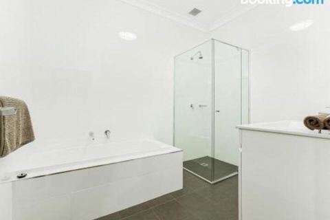 SURF BEACH DREAMS Kiama & Surrounds 4pm Check Out Sundays - C Tourism 5