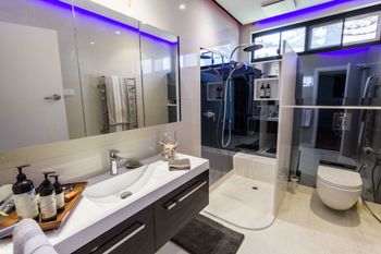 Serene Marinafront 3BR Retreat - C Tourism 5