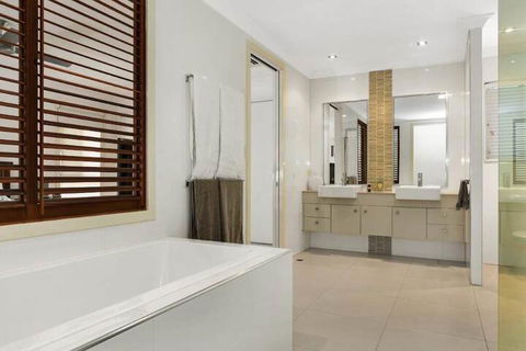 Luxury Home Near Marina - C Tourism 6