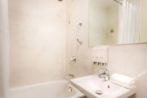 Qinnat Victoria One On Elizabeth Melbourne - C Tourism 7