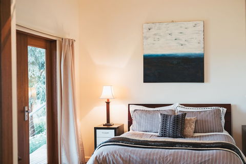 Outlook Hill Vineyard Cottages - C Tourism 6
