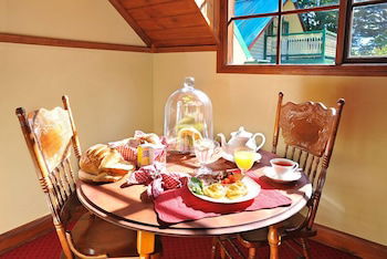 Mary Card's Coach House - C Tourism 4