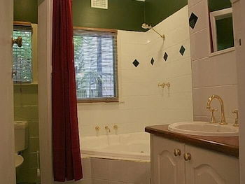 Tudor Cottages Mt Dandenong - C Tourism 6