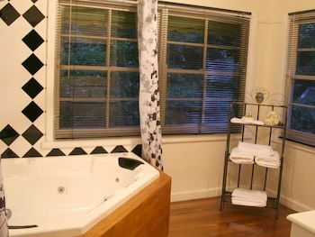 Tudor Cottages Mt Dandenong - C Tourism 4