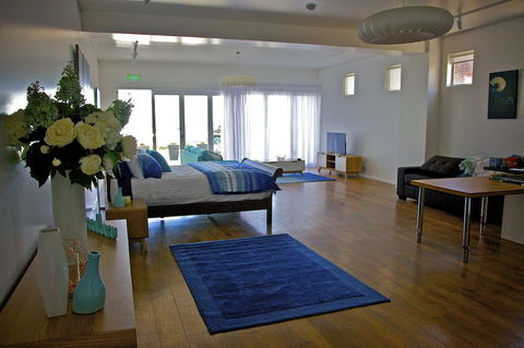 Penguin Beachfront Apartments - C Tourism 4