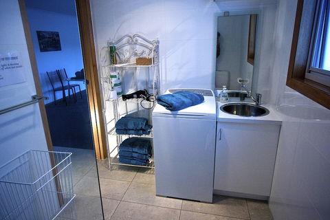Penguin Beachfront Apartments - C Tourism 3