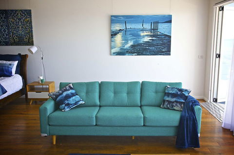 Penguin Beachfront Apartments - C Tourism 5