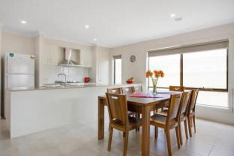 Serviced Houses Point Cook - C Tourism 3