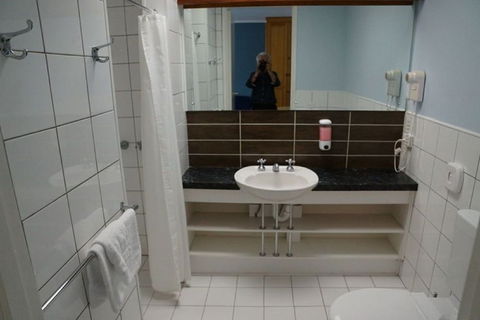 Golden Leaf Motor Inn - C Tourism 5