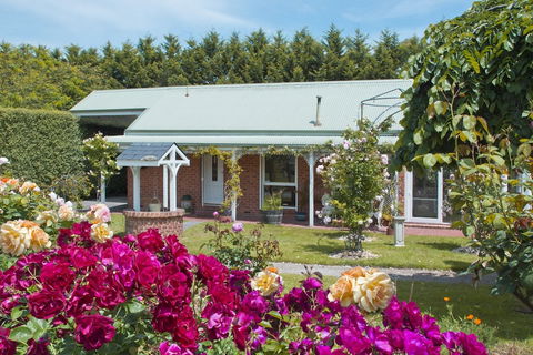 Lakeside Cottage - C Tourism 1