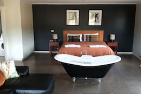 Blaze Rock Retreat - C Tourism 0
