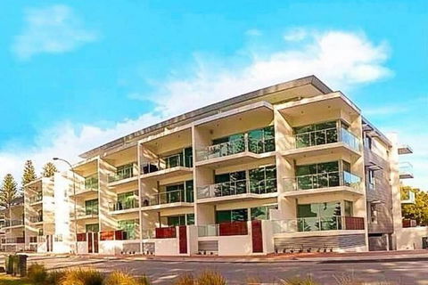 Breeze Beachfront Apartments - C Tourism 1