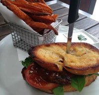 Red Dog on the Green - C Tourism