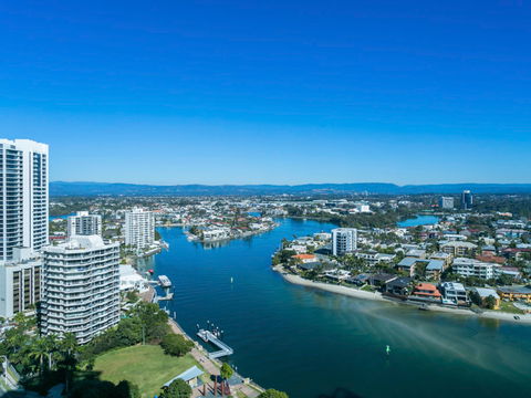 Mantra Towers Of Chevron Surfers - C Tourism 15