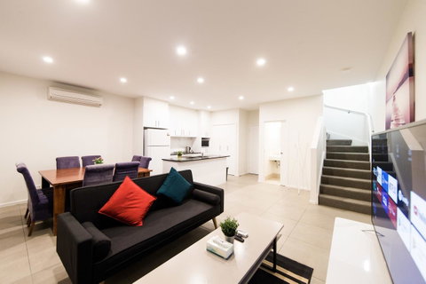 3BR Townhouse Double Garage Walk To Lake Ginninderra - C Tourism 0