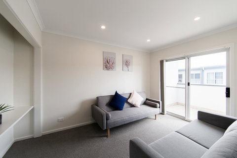 3BR Townhouse Double Garage Walk To Lake Ginninderra - C Tourism 3