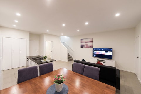 3BR Townhouse Double Garage Walk To Lake Ginninderra - C Tourism 1
