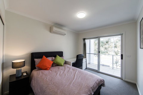 3BR Townhouse Double Garage Walk To Lake Ginninderra - C Tourism 7