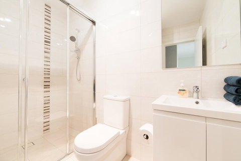 3BR Townhouse Double Garage Walk To Lake Ginninderra - C Tourism 5