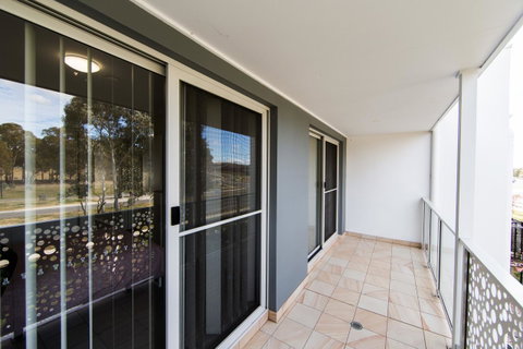 3BR Townhouse Double Garage Walk To Lake Ginninderra - C Tourism 8