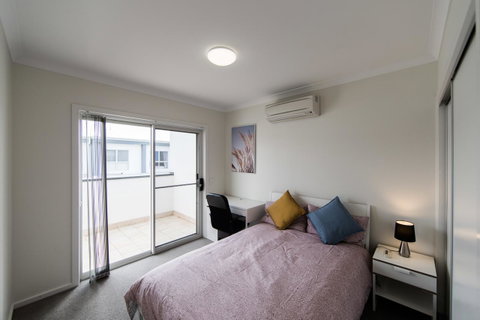 3BR Townhouse Double Garage Walk To Lake Ginninderra - C Tourism 4