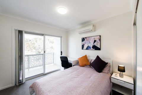 3BR Townhouse Double Garage Walk To Lake Ginninderra - C Tourism 6