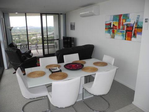 3BR Executive Apartment With Lake And Mountain Views - C Tourism 8