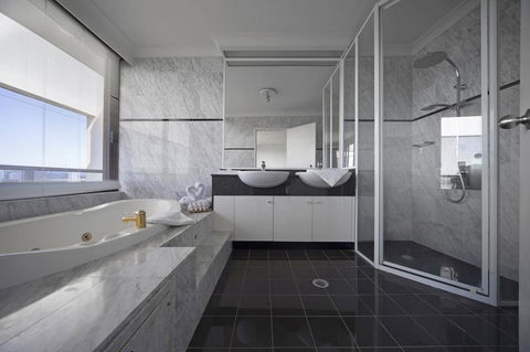 BreakFree Capital Tower Apartments - C Tourism 36