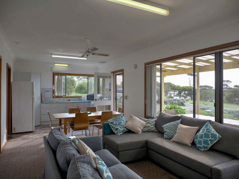Emu Bay Holiday Homes - C Tourism 7