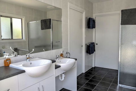 Emu Bay Holiday Homes - C Tourism 14