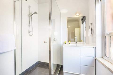 Nightcap At Rose & Crown Hotel - C Tourism 14