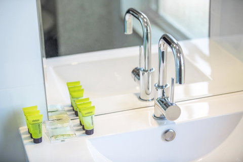 Nightcap At Rose & Crown Hotel - C Tourism 10