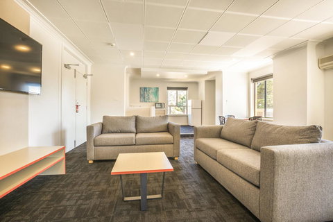 Nightcap At Rose & Crown Hotel - C Tourism 12