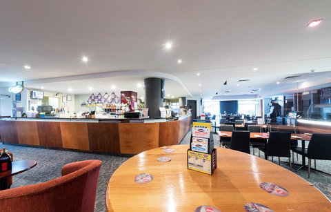 Nightcap At Rose & Crown Hotel - C Tourism 28