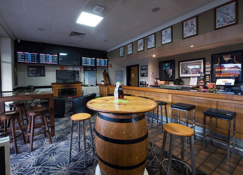 Nightcap At Rose & Crown Hotel - C Tourism 7