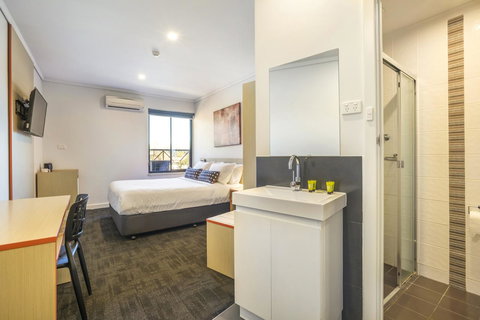 Nightcap At Rose & Crown Hotel - C Tourism 16