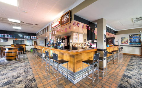 Nightcap At Rose & Crown Hotel - C Tourism 30